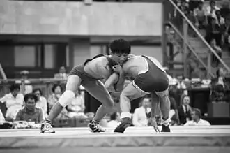 Схватка Чан Со Хона (слева, КНДР) с Сергеем Корнилаевым на летней Олимпиаде 1980 года