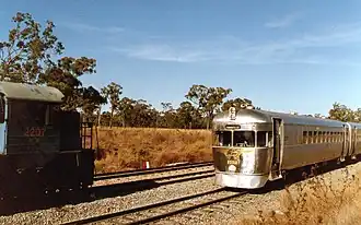 RM 2017 встречается с пустым грузовым поездом, линия Гринвейл — Ябулу, ок. 1991 года