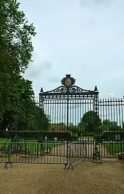 Главные ворота, ведущие в парк и к замку