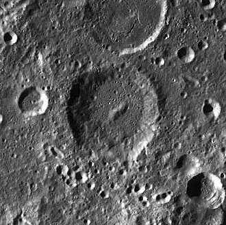 Снимок зонда Lunar Reconnaissance Orbiter. Кратер Рамзей в центре снимка, вверху сателлитный кратер Жюль Верн P.