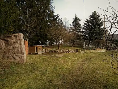 Слева — демонтированный памятник советским партизанам-парашютистам на частной территории