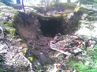 Остатки кирпичного погреба бывшей усадьбы Мюллюпельто. Лето 2006 года.