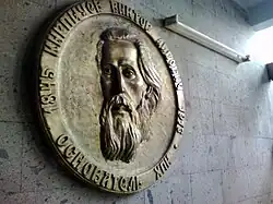 Рельефное панно с изображением В. Л. Кирпичёва, основателя ХПИ. Находится между 2-м и 3-м этажом корпуса У-2.