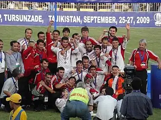 Футболисты «Регар-ТадАЗ» на стадионе «Металлург» во время их награждения по случаю победы в Кубке президента АФК 2009