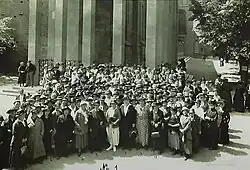 Члены Ассоциации немецких домохозяек на фоне колонн