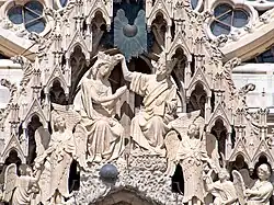 Вимперг со сценой коронования Марии