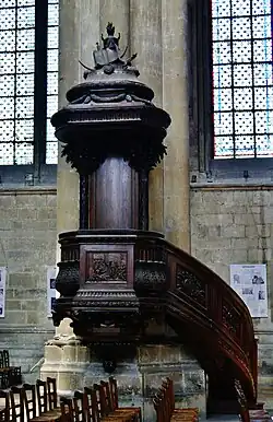 Кафедра в среднем нефе