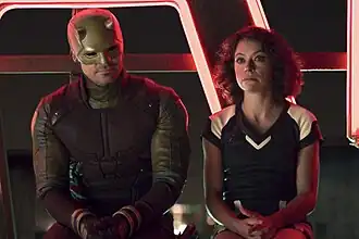 Мэтт Мёрдок (Чарли Кокс) и Дженнифер Уолтерс (Татьяна Маслани). Химия между этими персонажами признана одним из самых ярких аспектов эпизода.