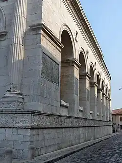 Боковой фасад храма