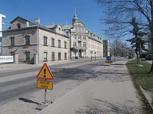 У перекрёстка с улицейУус-Садама