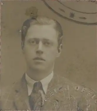 Роберт Байрон, фото со страницы паспорта, 1923 год.
