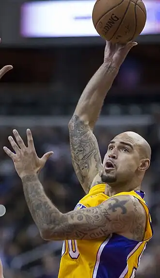 Сакре в форме «Лейкерс» в 2013 году