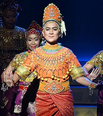 Роснан Абдул Рахман в сцене "Поклонение ребабу" представления мак йонг (Национальный дворец культуры, 2015)