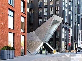 Один из входов в торговый центр, современная архитектура