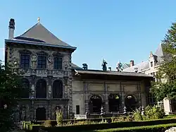 Фасад дома со входной аркой