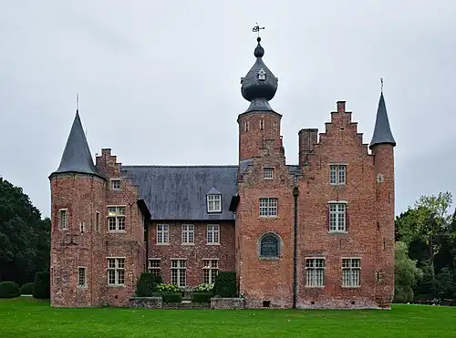 Вид комплекса с восточной стороны