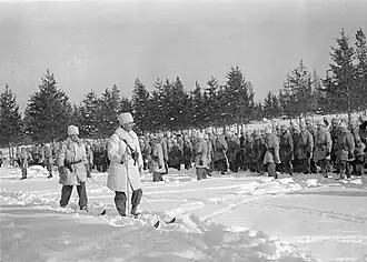 Полковник Артур Норденсван инспектирует Шведский добровольческий корпус на богослужении в Мяркяярви (Финляндия) перед их отправкой домой после Зимней войны, 17 марта 1940 г