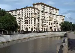 Русаковская набережная в районе Большого Матросского переулка.