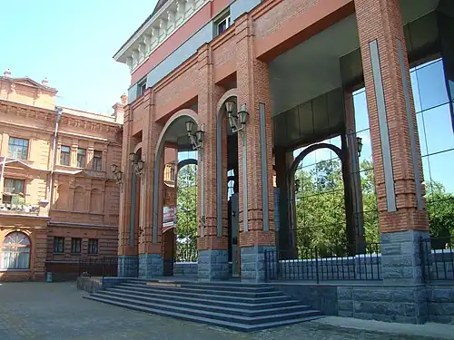 Хабаровский краевой музей имени Н. И. Гродекова. Справа — новый корпус, слева — старое здание музея