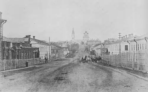 Вид на центральную улицу, впереди снесённая Вознесенская церковь