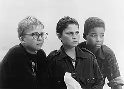 Слева направо: Адам (Питер Биллингсли[англ.]), Дэнни (Хоакин Феникс) и Джейсон (Стефан Де Салле)