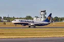 Boeing 737-800 EI-FEF взлетает из аэропорта Познань-Лавица