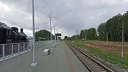 Вид на платформу в сторону Муравьёво. Слева паровоз Эр785-51