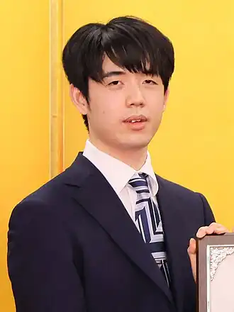 Сота Фудзии на церемонии награждения грамотой премьер-министа Фумио Кисиды, 2023 г.