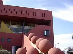 Общественная библиотека Сан-Антонио, построенная по проекту Рикардо Легоретты, является примером архитектуры постмодернизма в Техасе.