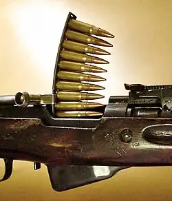 Заряжание серединного магазина самозарядного карабина СКС с помощью обоймы на 10 патронов.