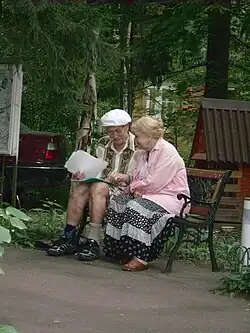 О. Арцимович и Е. Евтушенко во дворе музея