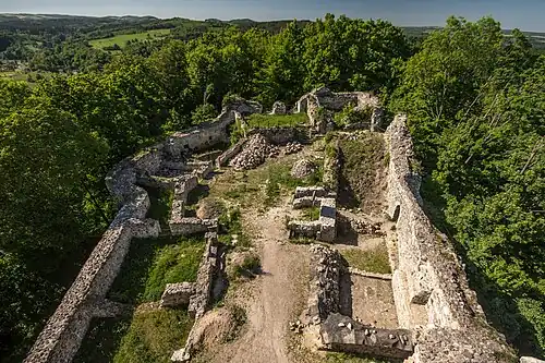 Вид с башни замка. Справа - въезд, слева в глубине остатки домов в романском стиле.
