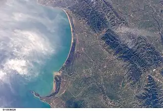 Вид на бухту Лальза[англ.] из космоса. Мыс Пала снизу, мыс Родони — сверху