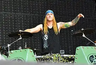 Ханнес Ван Дал во время концерта Sabaton в 2015 году