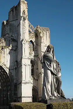 Памятник аббату Сугерию, вид с другого ракурса.