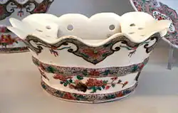 Кашпо с росписью в стиле «розового семейства». 1730-1740