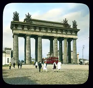 Трамвай МС-1 проезжает через ворота на юг, фото Брэнсона Дэку, 1931 год