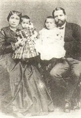 Эмили Рюте с мужем и двое их детей.