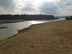 Водохранилище Лаго-Поццилло в среднем течении реки Сальсо