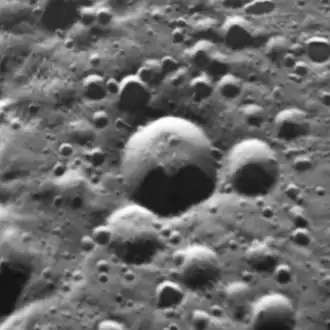 Кратер Самад — в центре. Фрагмент мозаики снимков «Вояджера-2» и «Кассини».