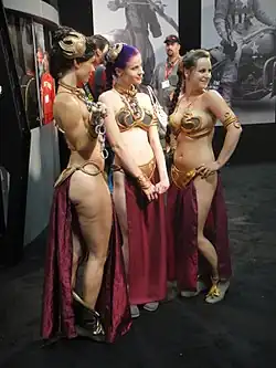 Участницы косплея на принцессу Лею, персонаж саги «Звёздные войны», в золотых бикини.