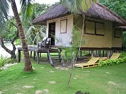 Современный курортный гостевой дом в Бусуанге, Палаван, с простыми диагональными стенами из савали.