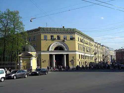 Вход на станцию метро Владимирская. Слева через дорогу (Кузнечный переулок) часовня церкви Владимирской иконы Божией матери, давшей название проспекту, площади, а через них и станции метро