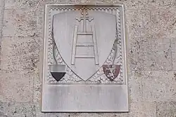 Герб Оспедале на главном портале