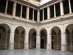 Кьостро церкви Санта-Мария-делла-Паче в Риме. Архитектор Д. Браманте. 1504