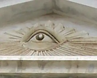 Барельеф Всевидящего ока Великого Архитектора Вселенной в карнизе здания