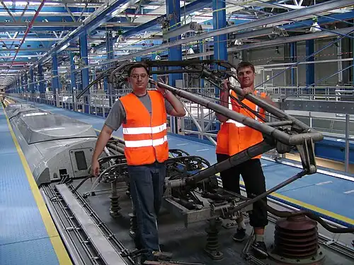 Токоприёмник SSS87 постоянного тока и изолятор (внизу справа)