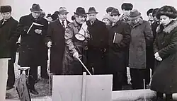 Саттаров Ф. М. (с мегафоном) проводит выездной семинар для руководства ЦК Компартии Узбекистана (справа от него — секретарь ЦК Компартии Узбекистана И.Усманходжаев; крайний слева — Ислам Каримов, будущий президент Узбекистана; из семейного архива)