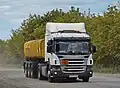Scania P340 седельный тягач с полуприцепом - автоцистерной.