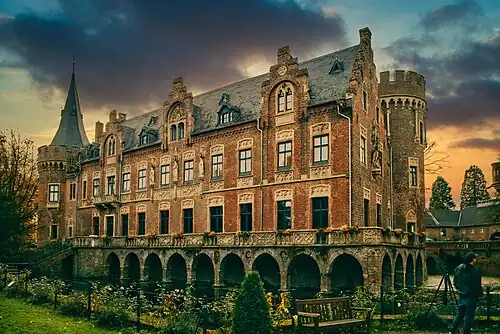 Замок в вечерних сумерках